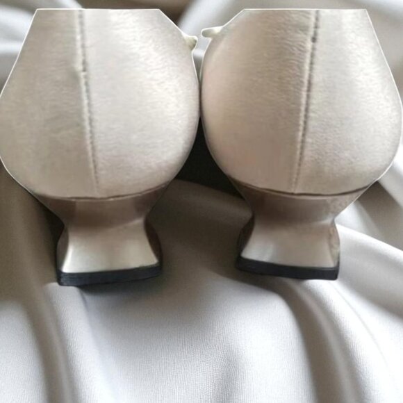 Stuart Weitzman  Stuart French Kitten Bell Heel Shoes – Size 4.5B - Picture 12 of 13
